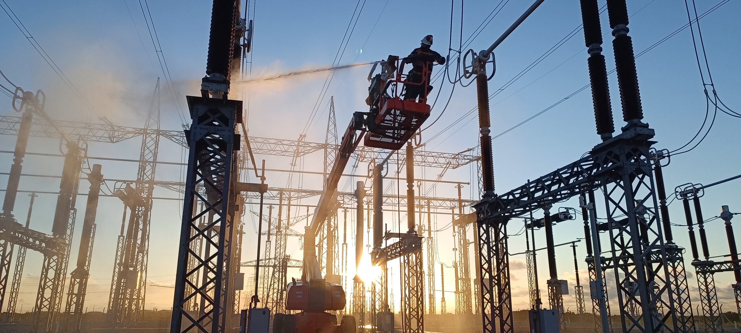 Equipe Energy Engenharia realizando lavagem de isoladores em subestação 500kV